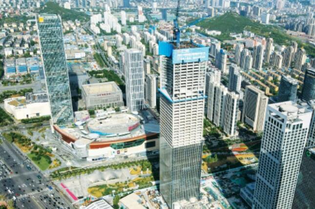 Main Tower in CBD Central Plaza Rises to 300 Meters