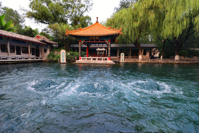 众媒体大咖为济南泉水打“call” “像一瓶醇酒加入了催化剂,焕发新发展势头”