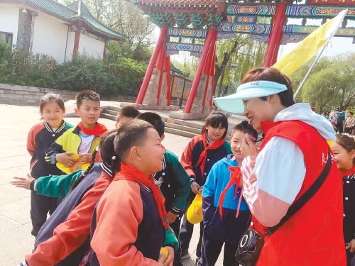 宰秀连：做导游义工，为城市形象“加分”