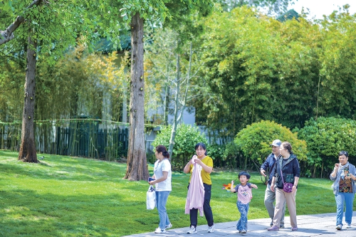 济南：拆围透绿建大草坪，园外可见大明湖美景 