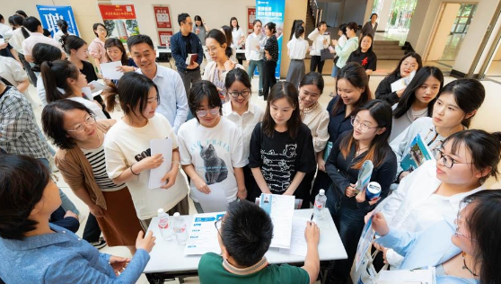 全国首批！养老服务管理专业本科生迎来就业双选会