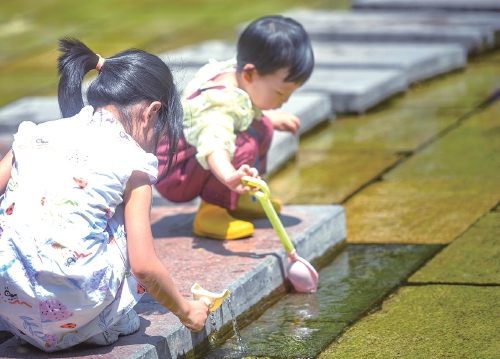 泉城入夏日 戏水正当时