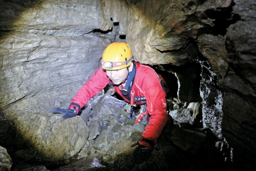 济南有名70后“探洞高手” 8年几乎走遍山东大小山洞