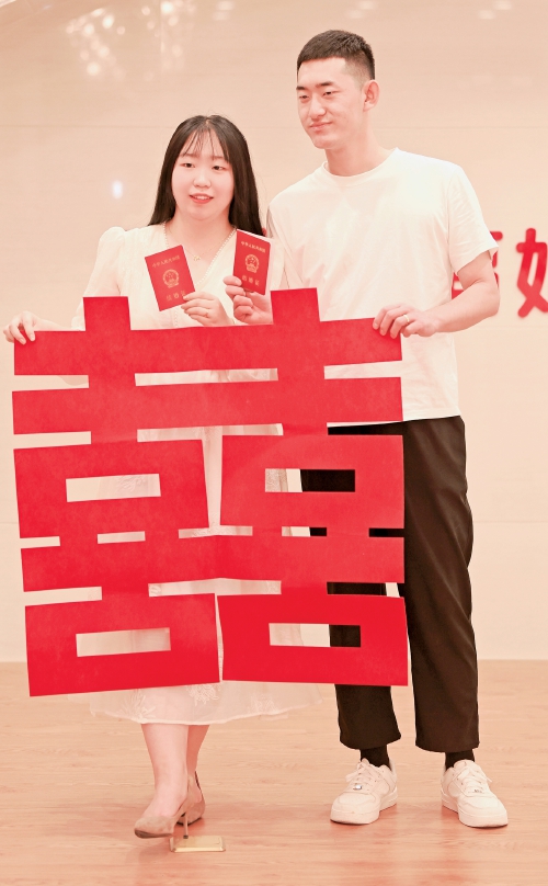 “5·20”遇小满 济南各区婚姻登记处甜蜜指数飙升 新人们体验“中式浪漫”