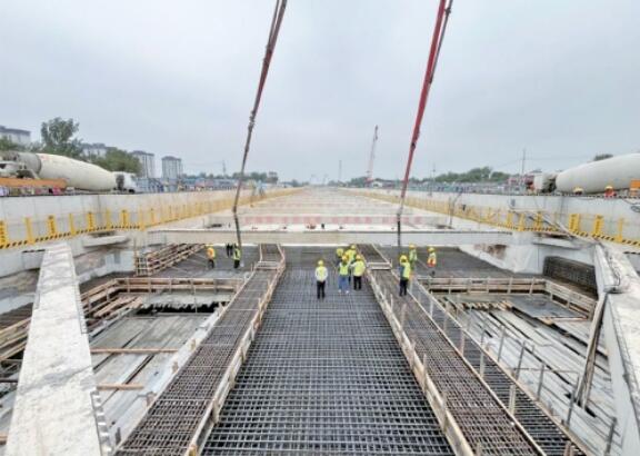 Main Structure of First Station of Ji’nan Metro Line 7 Capped.