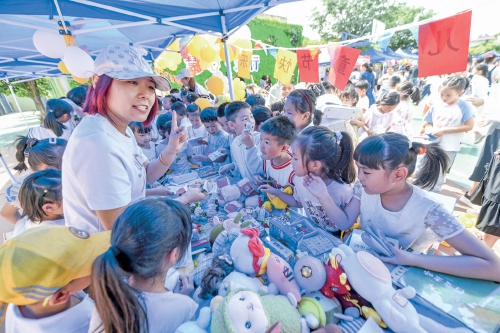 欢乐过六一“跳蚤市场”进校园