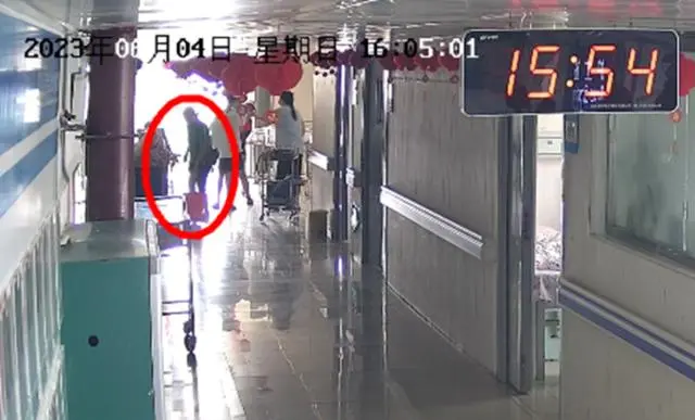 女童掉入医院开水桶遭特重度烧伤 谁该为此担责？