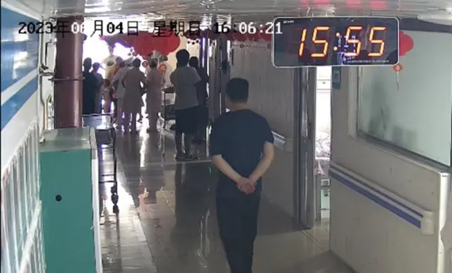 女童掉入医院开水桶遭特重度烧伤 谁该为此担责？