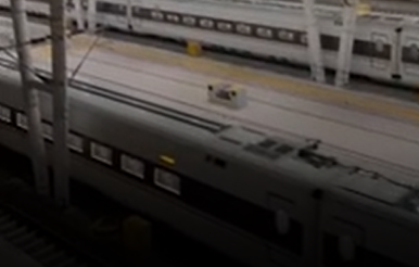 女子订酒店打开窗就能看到火车站台 就像悬浮在车站上空