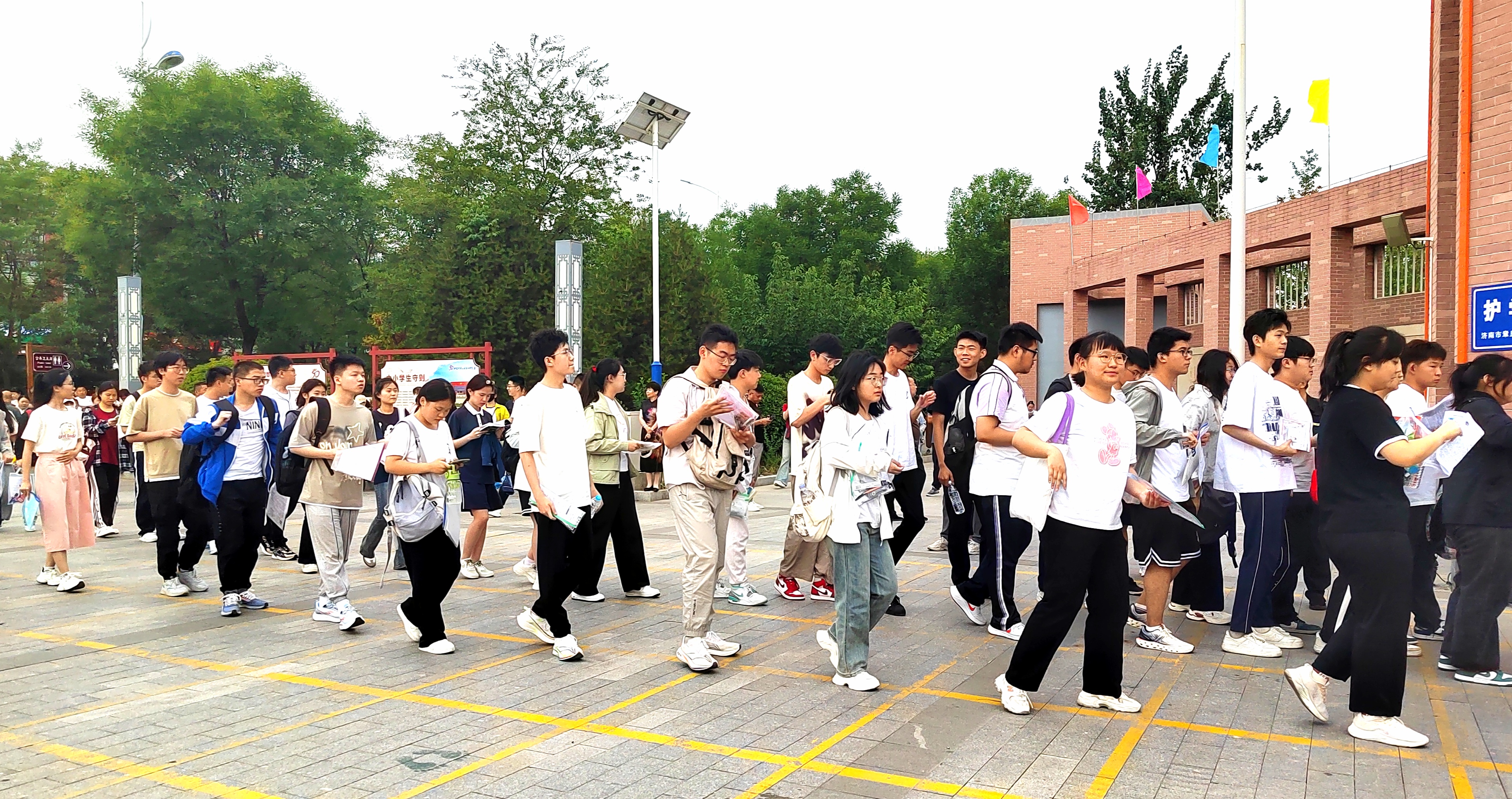 重在“联想和思考”不局限于“是”与“否”  专家：山东夏季高考作文题目具有较强思辨性