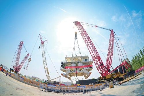 世界在建最大直径泥水平衡盾构机首件台车在济南下井