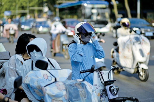 热到“发烧”！6月高温天近年屡现 截至昨天下午，山东各地共发布了44个高温红色预警