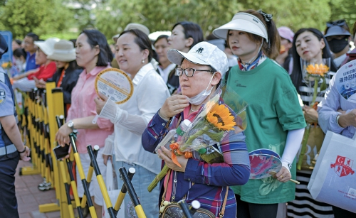 记者中考考点外“陪考”，记录考场外的陪伴：家长“群聊”的内容满是孩子
