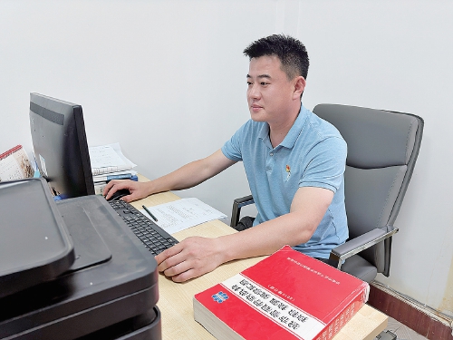 “暖心人”刘维和他的“专家分析答疑小分队”：从热线意见簿探索城市微治理