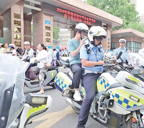 济南交警护航中考：你全力以赴我全力以护