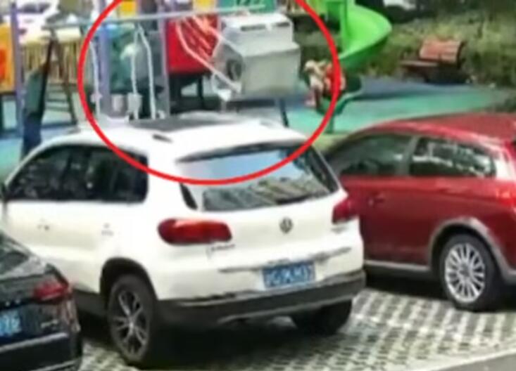 女孩秋千跌落身亡设备公司判赔107万 当时到底发生了什么？