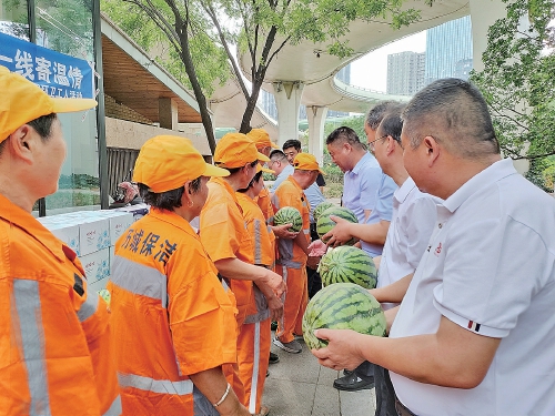 他们，头顶烈日守护城市“颜值” 社会各界纷纷以各种方式“送清凉”