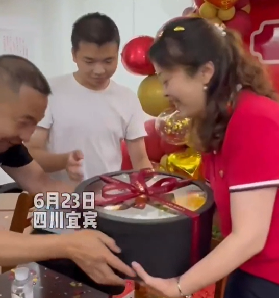 高考生713分当场送恩师束脩六礼,束脩六礼是什么?