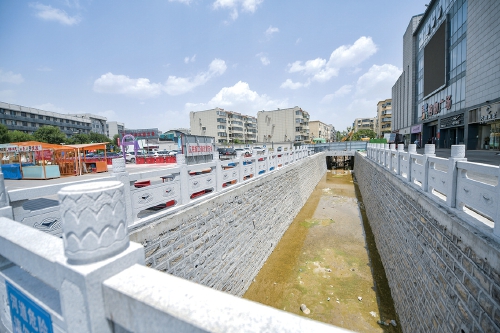 济南老东门万货汇购物广场：打通泄洪通道 地下暗渠变“明沟”