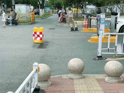 有的被装上栅栏，有的被堵上石墩，有的被划为停车位……人行道被花样挤占，市民吐槽“行路难”