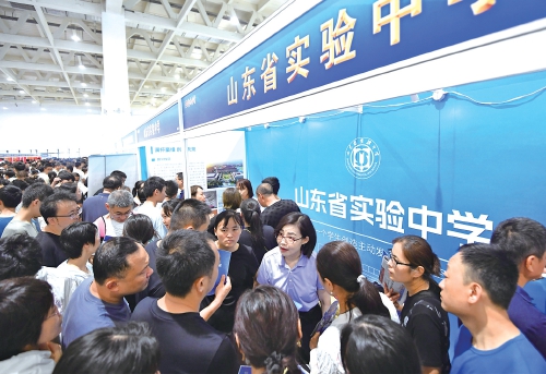 “报业牌”深入人心！第八届中考志愿填报服务会规模、人气更胜往年