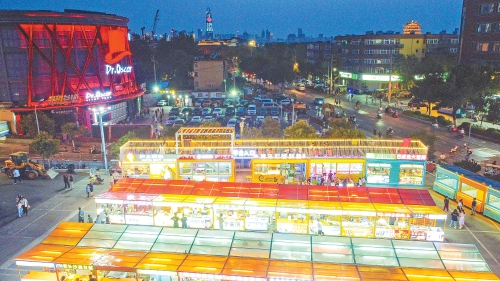 济南大明湖边添夜市老城烟火气更浓