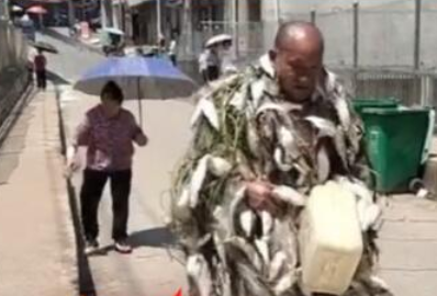 厉害了!暴雨后大爷穿了一身鱼满载而归