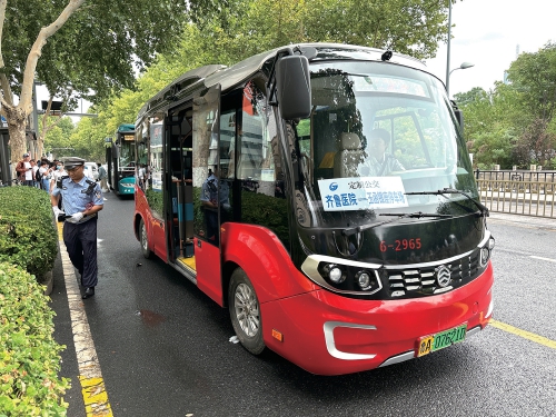 缓解就诊“停车难”“行车难”，前往齐鲁医院的定制公交“红墩墩”开通