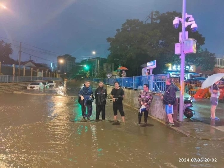 防汛队员“乘风破浪”逆行救人