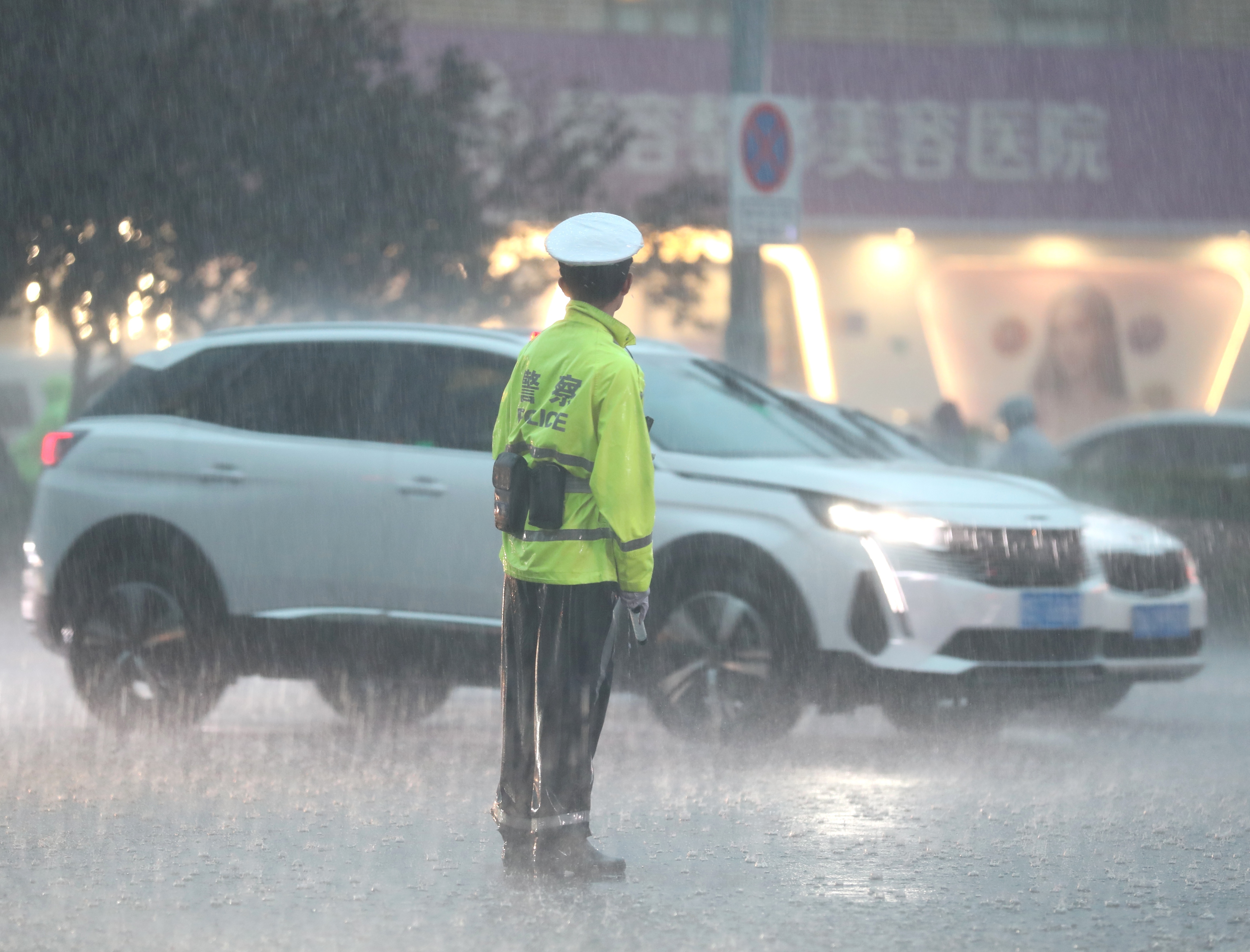 济南：暴雨中，他们的身影被“刷屏式点赞”