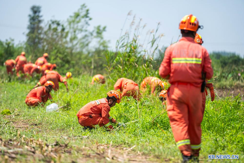 붕괴 제방 피해 줄이기 위해 '구슬땀'