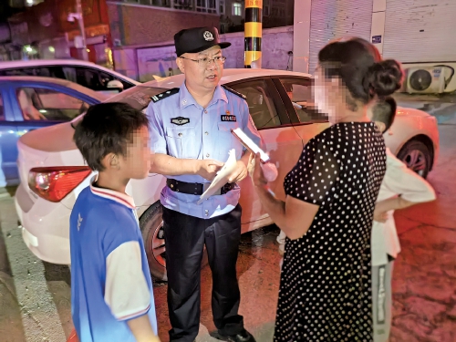 仨男童贪玩未归，民警暖心寻回