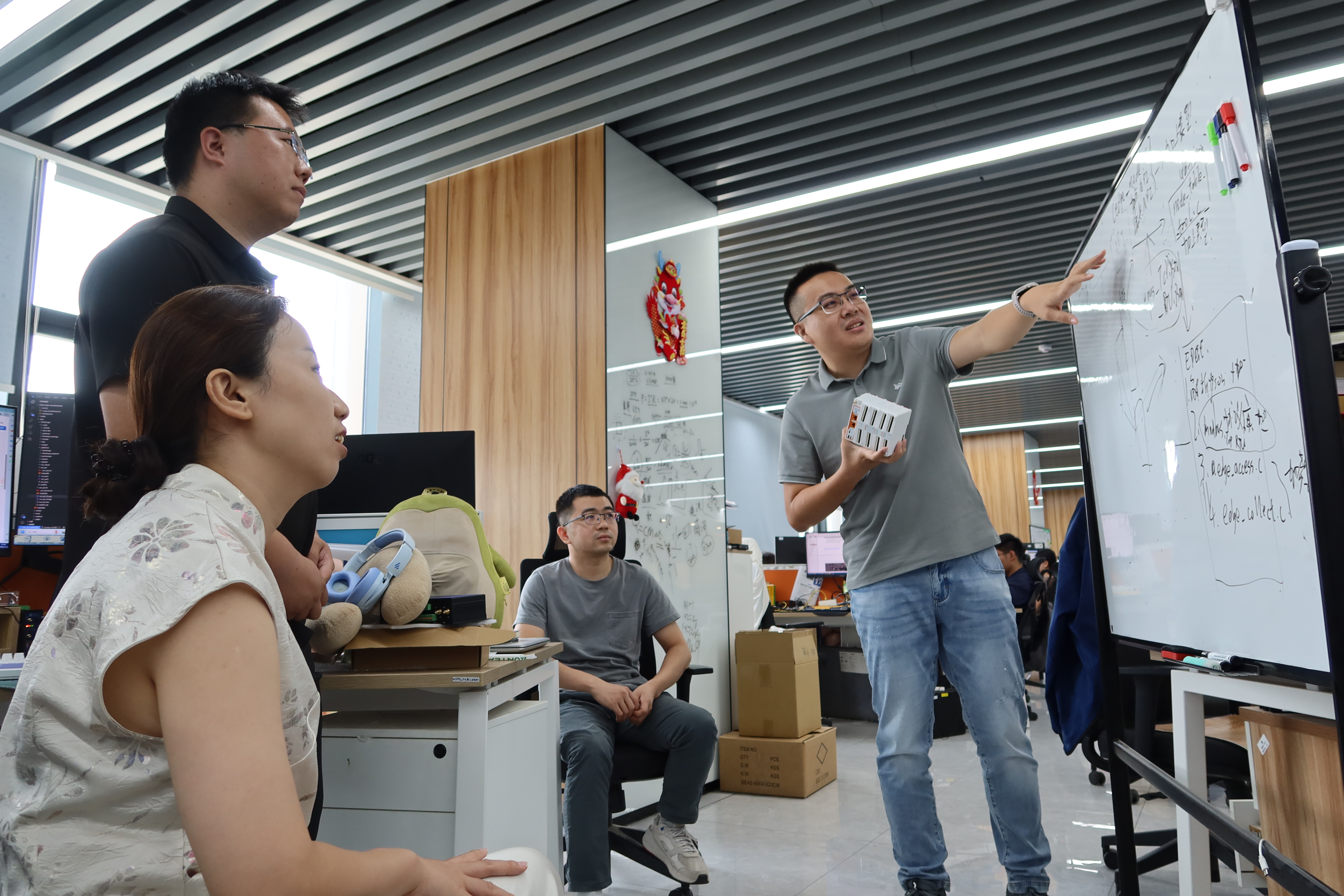 融媒·画像丨能否创造一个“盒子”，让它“智联”万物——在“云端”找答案