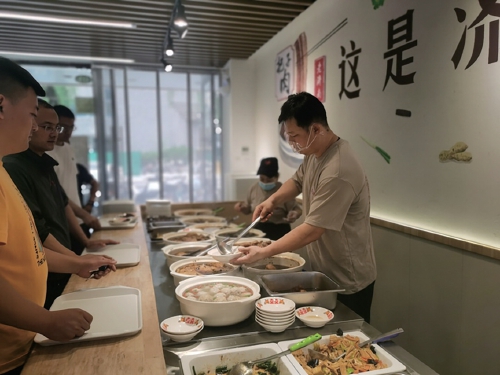 他是省级非遗项目四喜丸子第五代传承人，沉下心来传承济南老味道