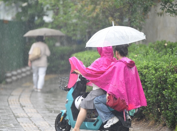 济南发布台风蓝色预警暴雨黄色预警 预报今明两天我市有中到大雨局地暴雨