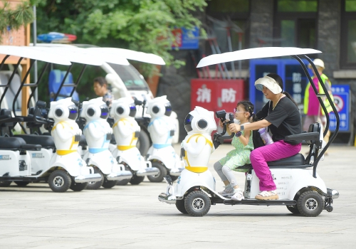 “智能化”逛公园 济南首款“伴游机器人”在森林公园正式上岗