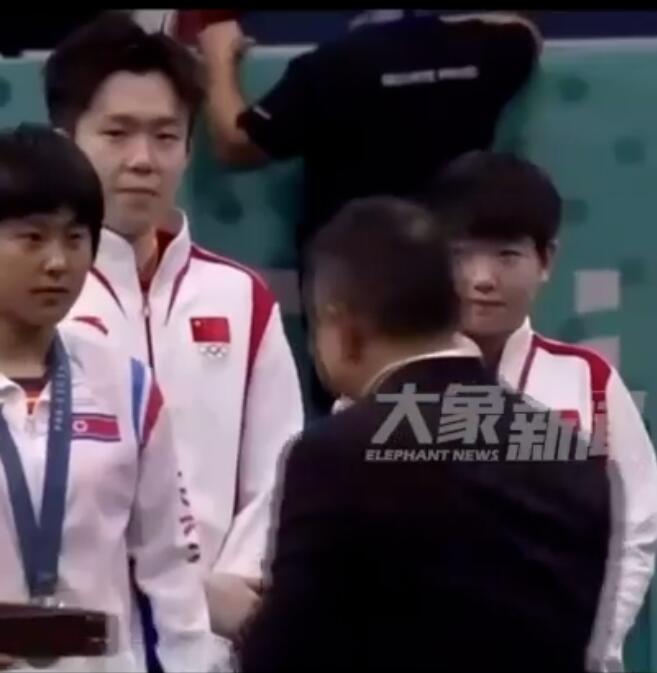 表情亮了！孙颖莎演我看到熟人穿正装 一脸好笑