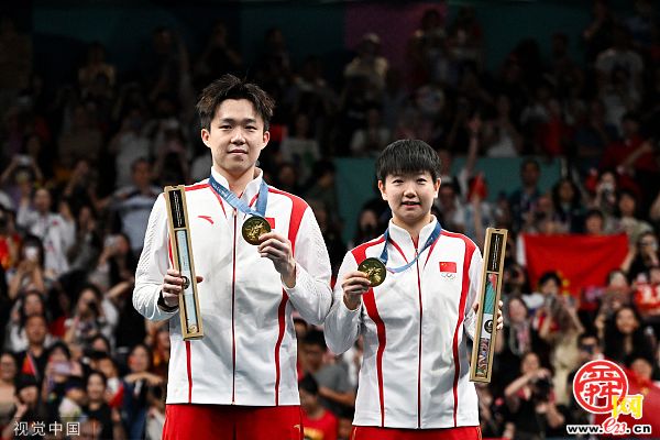东方雄狮还是战胜了神秘之师!刘国梁为莎头颁奖 拍拍脸颊太有爱