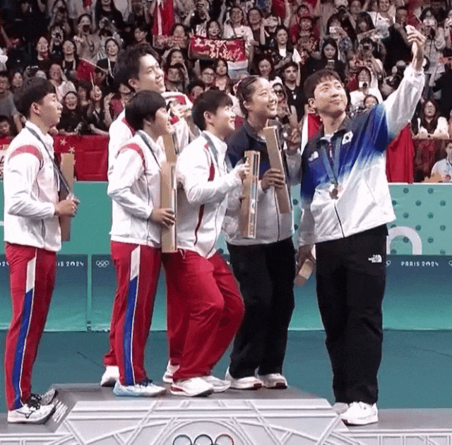 捧脸杀！刘国梁为莎头颁奖 拍拍脸颊太太太有爱啦！