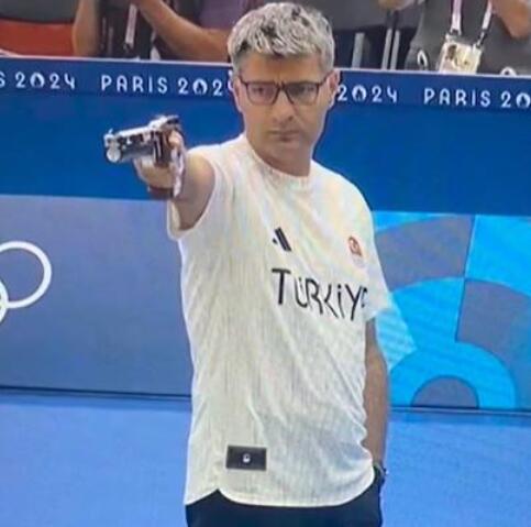 顶级松弛!土耳其大叔不戴护具单手插兜射击摘银 玩的就是心跳