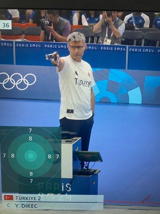 Real 007 life!土耳其大叔不戴护具单手插兜射击摘银