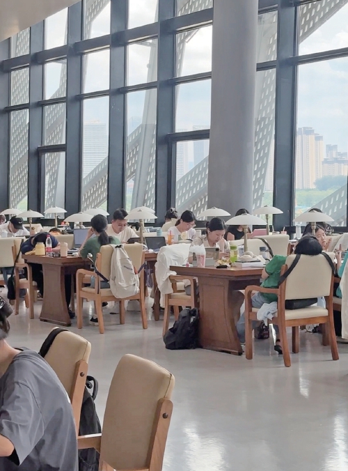 这个暑期济南市图书馆有点“热”，不到7点就有人排队 以“书”度“暑”！最多每天达到2.7万人次