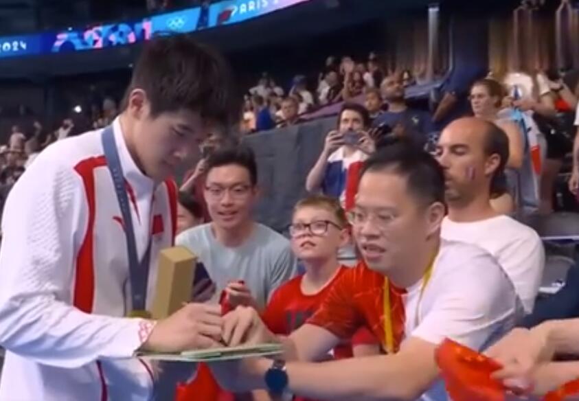 潘展乐拒绝在国旗上签名 用行动证明自己永远热爱并尊重