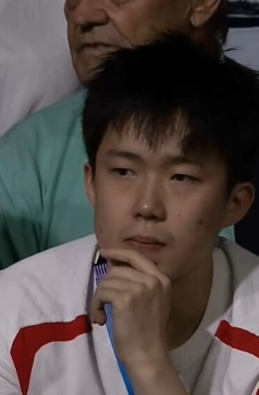 胆量与勇气的对决 王楚钦观战，表情从担心到喜悦