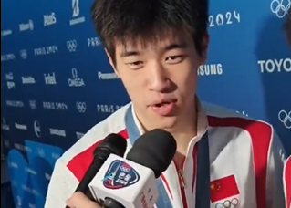 潘展乐瞥了眼美国队说这怎么说啊 20岁了,懂得人情世故了