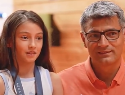 顶级松弛 土耳其射击比赛大叔携女儿接受采访