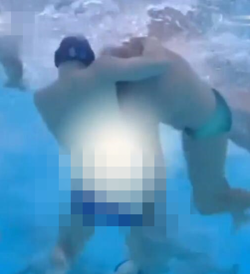 手忙脚乱一顿乱抓 水球比赛中扯对手泳裤 解说:这一球真脏