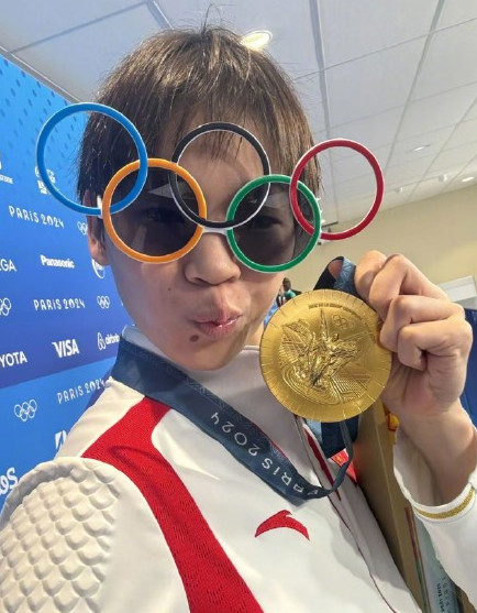 可可爱爱 全红婵发布会戴奥运五环眼镜