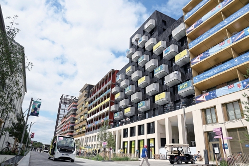 奥运冠军睡草坪，吃肉就像“啃木头” 巴黎奥运村争议不断：想说爱你不容易