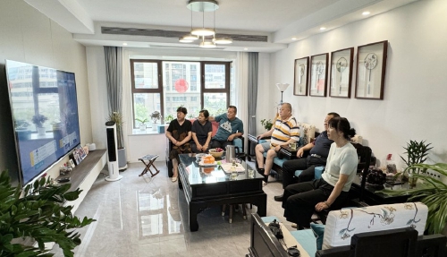 济南姑娘辛鑫塞纳河中展现钢铁意志 “游出水平顺利完赛就是胜利”